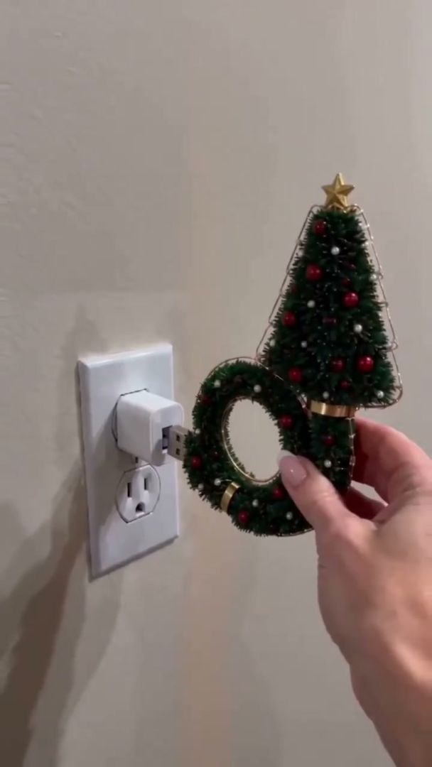 Arbolito proyector junto a un cargador USB de pared