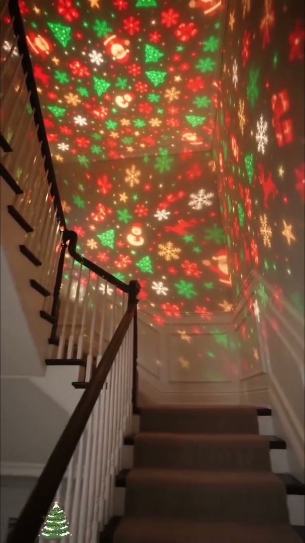 Techo lleno de proyecciones navideñas