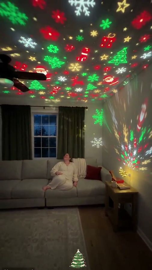 Techo lleno de proyecciones navideñas